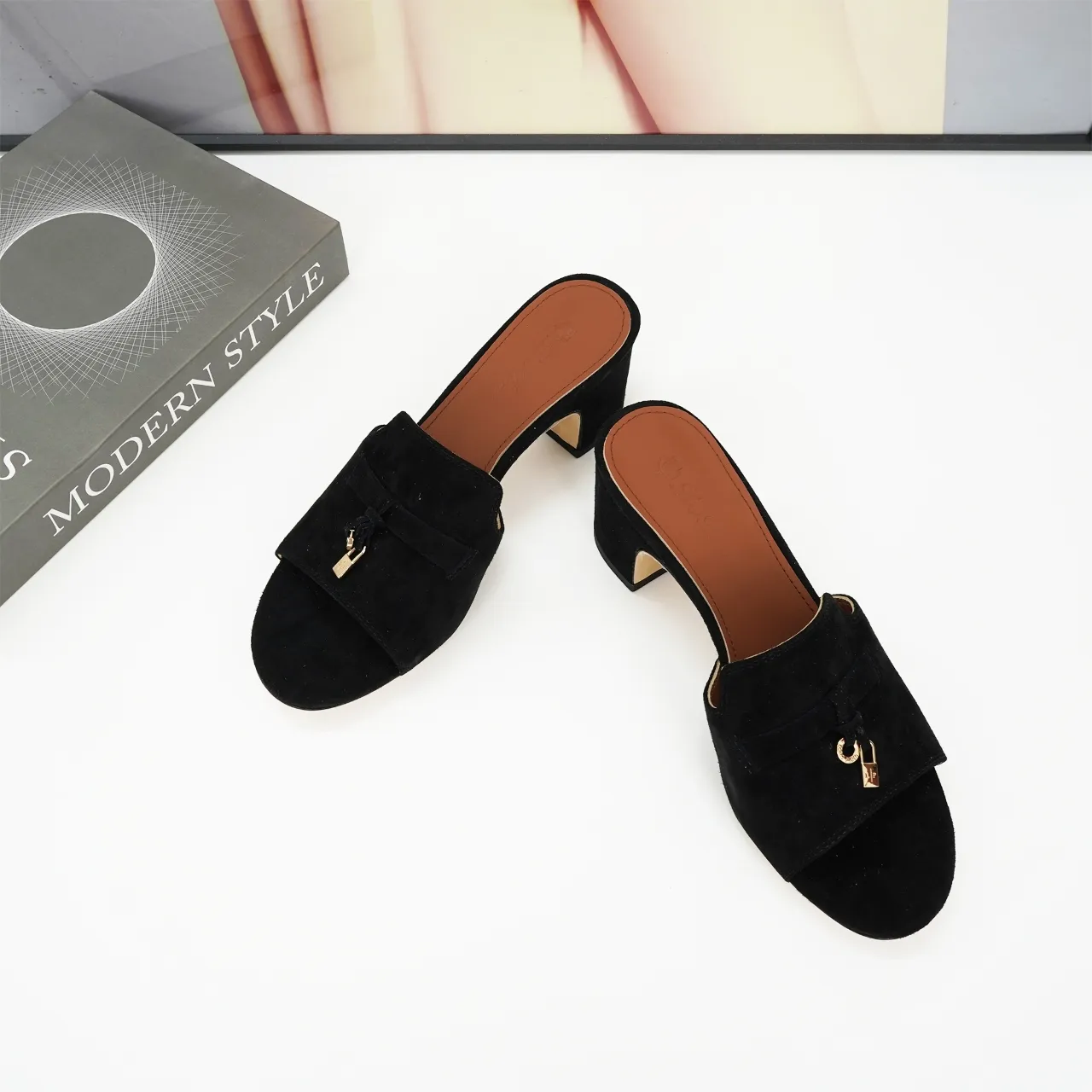 👟👟Ex-factory price 440👟👟 Genuine leather sole +30 suede sheepskin slippers with a strap decorated with Loro Piana My Charms charms and decorated with tone-on-tone stitching. Sophisticated and feminine, it pairs well with both city and resort looks. For those looking for an elegant upgrade, the summer glamor slipper is known for its slim open-back silhouette. size: 35-44 (custom-made sizes 43 and 44 are non-returnable) Upper: imported suede sheep leather (sheep), cowhide ostrich pattern, cowhide snake pattern Lining: imported high-grade mixed sheep silk Heel height: 5.5CM
